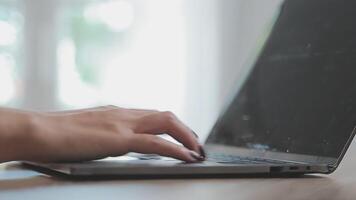 de cerca imagen de un negocio mujer manos trabajando y mecanografía en ordenador portátil teclado en vaso mesa video