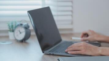 detailopname beeld van een bedrijf vrouw handen werken en typen Aan laptop toetsenbord Aan glas tafel video