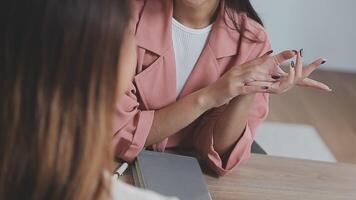 bedrijf handdruk voor samenspel van bedrijf fusie en acquisitie,succesvolle onderhandelen, met de hand schudden, twee zakenman schudden hand- met partner naar viering vennootschap en bedrijf transactie concept video