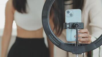 gelukkig Aziatisch generatie z vrouw vrienden vlogger influencer inhoud Schepper genieten en pret gebruik makend van smartphone online leven streaming virale video Hoes dans Aan sociaal media toepassing in slaapkamer Bij huis.