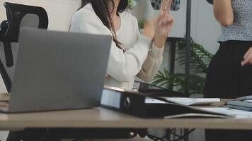 excité content multiracial hommes d'affaires avoir amusement engagé dans activité dans Bureau ensemble, fou de joie diverse collègues Danse célébrer réussi affaires projet, Vendredi fête concept video