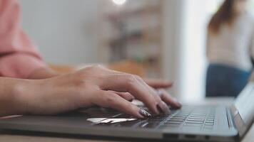 fechar-se imagem do uma o negócio mulher mãos trabalhando e digitando em computador portátil teclado em vidro mesa video