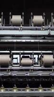 verticaal video van garen textiel machine werken