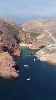 verticale video di berlengas isola nel Portogallo aereo Visualizza