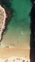 verticale video di berlengas isola nel Portogallo aereo Visualizza