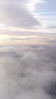 verticaal video van berg wolken. natuur landschap