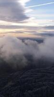 vertikal video av berg moln. natur landskap