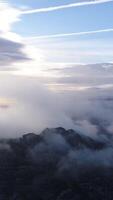 verticaal video van berg wolken. natuur landschap