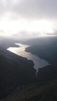 vertical vídeo de montaña río. hermosa naturaleza paisaje video