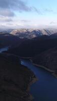 verticaal video van berg rivier. mooi natuur landschap