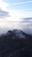 vertikal video av berg moln. natur landskap