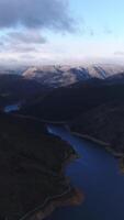 vertical vídeo de montaña río. hermosa naturaleza paisaje video