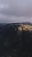 vertikal video av bergen bakgrund