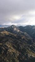 vertikal video av bergen bakgrund