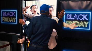 personas cansado de esperando para negro viernes, diverso grupo de compradores discutiendo con seguridad agente a abierto puerta. clientes preparando a entrar ropa Tienda a centro comercial, negociar caza. foto