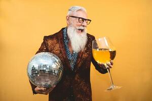 mayor fiesta hombre celebrando nuevo años víspera en disco club foto