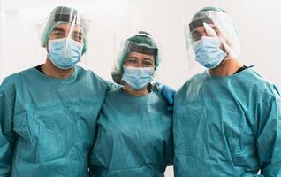 equipo de médico trabajadores vistiendo personal protector equipo durante corona virus brote - médico trabajando para detener y prevenir untado de coronavirus foto