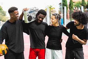 joven africano americano personas teniendo divertido escuchando música con Clásico boombox al aire libre - urbano calle personas estilo de vida foto