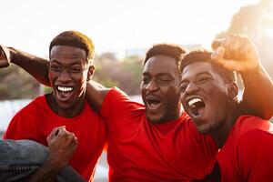 africano fútbol americano aficionados teniendo divertido secundario su favorito equipo - deporte entretenimiento concepto foto