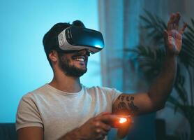 joven hombre jugando en línea vídeo juegos con virtual realidad lentes a hogar - juventud personas fanático a nuevo tecnología juego de azar entretenimiento foto