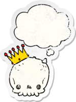 crâne de dessin animé avec couronne et bulle de pensée comme autocollant usé en détresse png