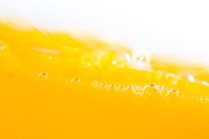 cerca arriba brillante naranja jugo chapoteo textura para salud y naturaleza ondas, hermosa olas curva y pequeño burbujas suave para garphic diseño y antecedentes foto