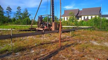 fuerte hidráulico martillo para prensado pila de algo en construcción sitio foto