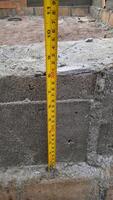 medición cinta herramienta en un construcción sitio. foto