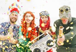 contento amigos celebrando carnaval fiesta evento al aire libre - joven loco personas teniendo divertido vistiendo disfraces escuchando música con Clásico boombox estéreo - juventud de moda Días festivos cultura estilo de vida concepto foto