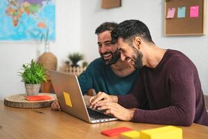 gay hombres Pareja utilizando ordenador portátil en vivo habitación a hogar - homosexual amor y género igualdad en relación concepto foto