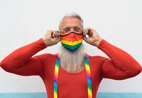 mayor gay hombre vistiendo cara protector máscara celebrando gay orgullo evento durante corona virus pandemia foto