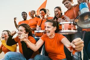 fútbol americano aficionados teniendo divertido secundario favorito equipo - fútbol deporte entretenimiento concepto foto