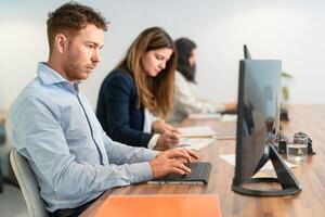 negocio personas trabajando dentro trabajo colaborativo creativo espacio foto