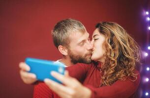 contento Pareja haciendo un selfie con móvil teléfono inteligente aplicación - joven amantes teniendo divertido tomando selfie con teléfono cámara - relación, amor y tecnología tendencias concepto foto