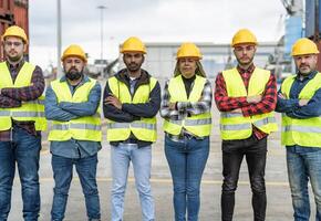 equipo de diverso industrial ingenieros trabajando en logístico terminal de envase carga foto