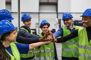 equipo de multirracial ingenieros apilado manos juntos dentro robótico fábrica - tecnología industria concepto foto