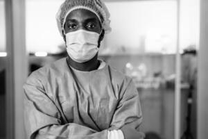 médico vistiendo protector cara máscara luchando en contra corona virus brote - salud cuidado y médico trabajador concepto foto