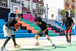 multirracial amigos jugando baloncesto al aire libre - urbano deporte estilo de vida concepto foto