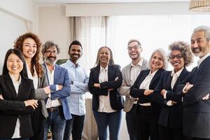 negocio equipo de personas en pie en frente de cámara durante reunión trabajo foto