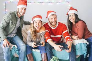 contento Pareja de amigos jugando vídeo juegos durante Navidad hora a hogar - joven personas teniendo divertido con nuevo tendencias tecnologías consola en línea - entretenimiento, juego de azar y Días festivos concepto foto
