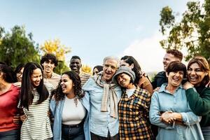 contento multigeneracional personas teniendo divertido juntos en un público parque - diversidad concepto foto