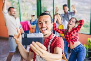 grupo de amigos tomando foto con antiguo Clásico instante cámara a cena - contento personas comida y teniendo divertido Bebiendo rojo vino en villa granja casa - amistad, juventud estilo de vida concepto