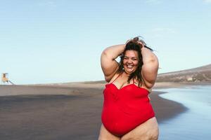 contento más Talla mujer posando en el playa - curvilíneo exceso de peso modelo teniendo divertido durante vacaciones en tropical destino - terminado Talla confidente persona concepto foto