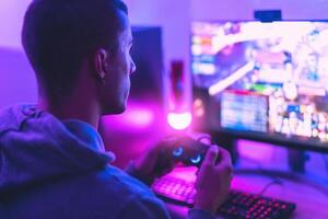 joven jugador jugando en línea vídeo juegos mientras transmisión en social medios de comunicación - juventud personas fanático a nuevo tecnología juego foto