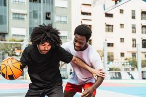 afro amigos jugando baloncesto al aire libre - urbano deporte estilo de vida concepto foto