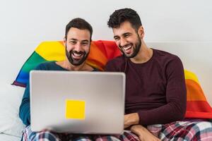 contento gay hombres Pareja utilizando ordenador portátil en cama - homosexual amor y género igualdad en relación concepto foto