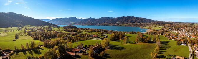 Tegernsee aéreo otoño otoño. zumbido panorama bávaro Alpes foto