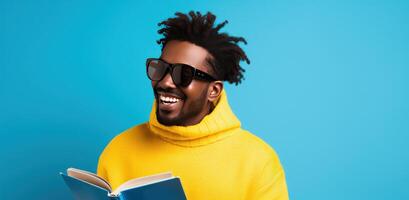 ai generado un africano americano hombre con Gafas de sol y un azul cuaderno en azul antecedentes foto