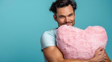 ai generado un hermoso hombre abrazando un grande suave rosado corazón, estudio Disparo en contra un llanura azul antecedentes foto