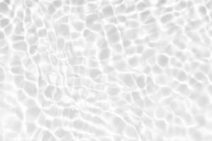 agua Azul olas en el superficie ondas borroso. desenfocar borroso transparente azul de colores claro calma agua superficie textura con chapoteo y burbujas agua olas con brillante modelo textura antecedentes. foto